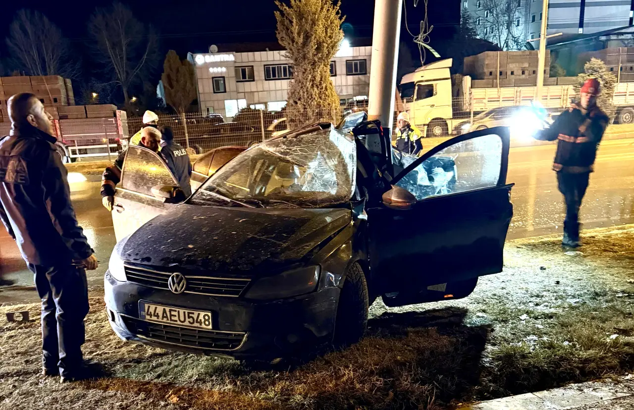 Malatya itfaiye ekipleri kaza kurtarma çalışması