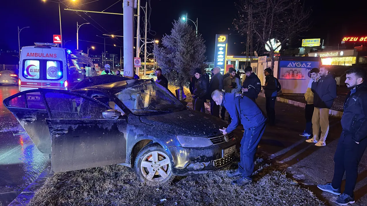 Malatya trambüs direğine çarpan otomobil kazası
