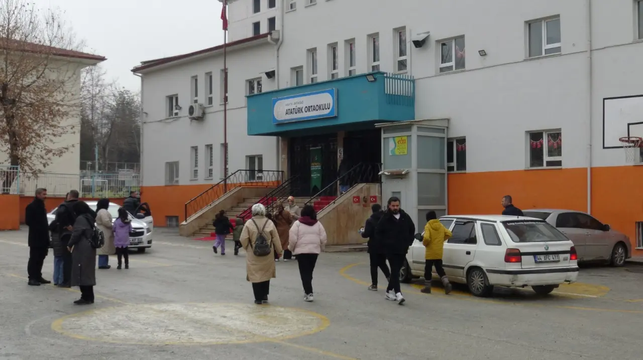 Malatya Siyer Sınavı salonu öğrenciler