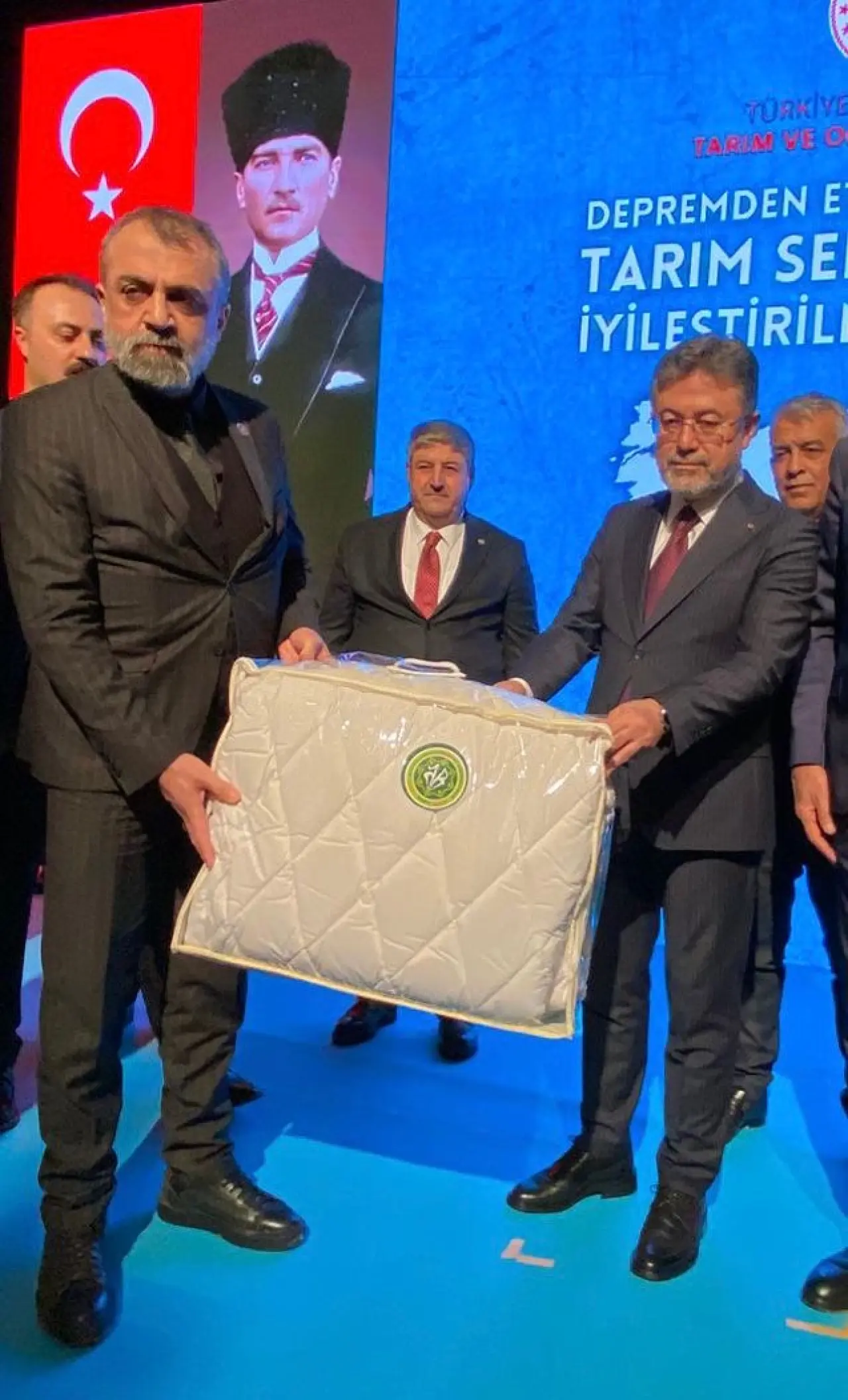 İhsan Akın Bakan İbrahim Yumaklı hediye takdimi