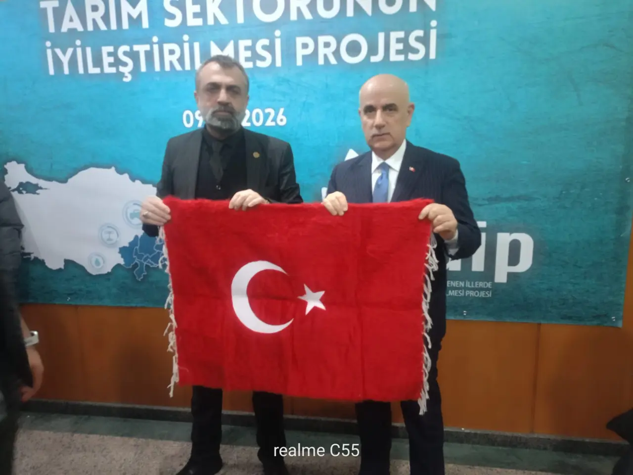 İhsan Akın Vahit Kirişçi Türk Bayrağı hediye