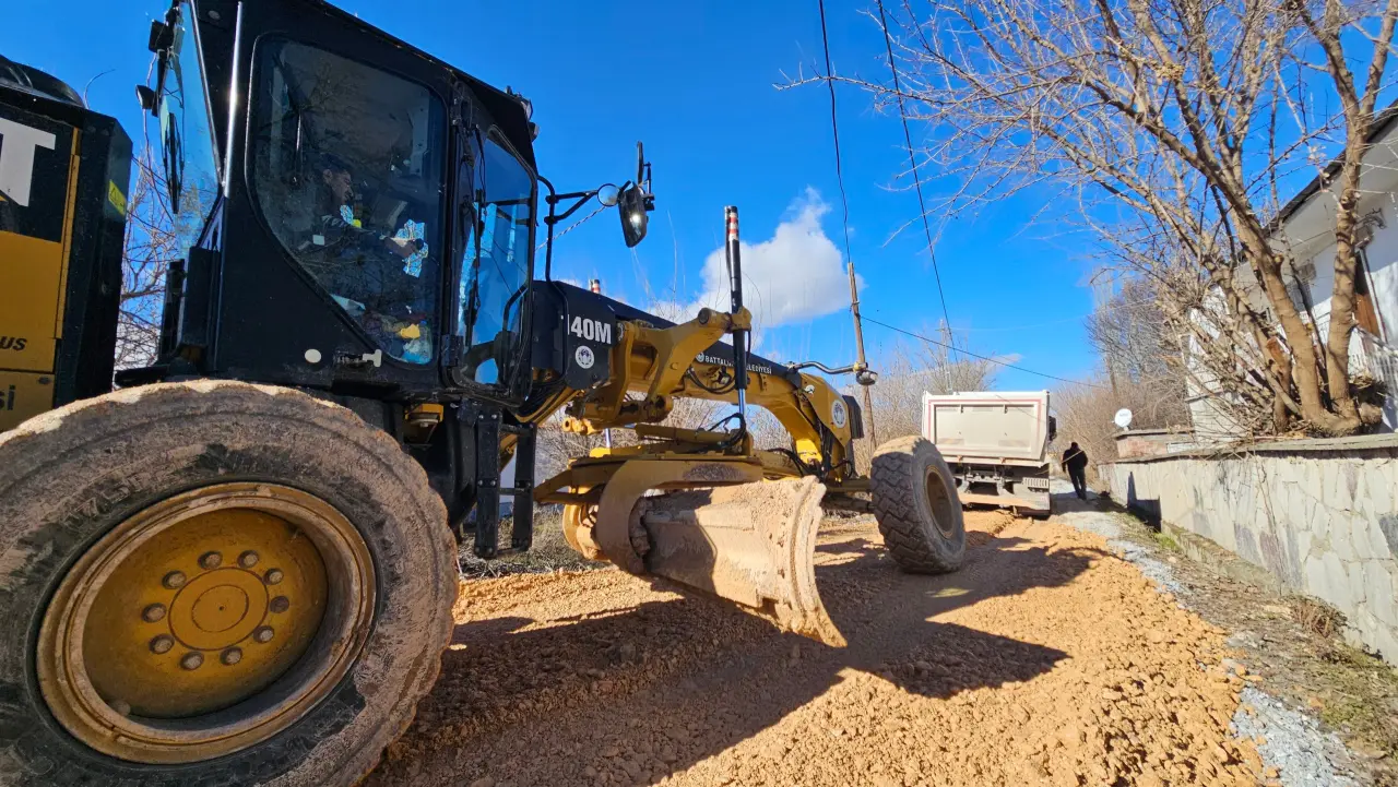 Battalgazi Belediyesi yol yapım çalışması iş makineleri