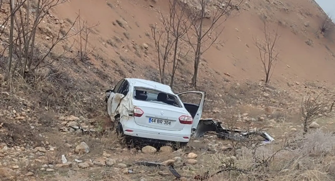 Doğanşehir Suçatı şarampole devrilen otomobil