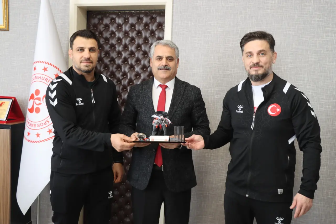 Gençlik ve Spor İl Müdürü Ebu Bekir Kayhan başarılı güreşçiler