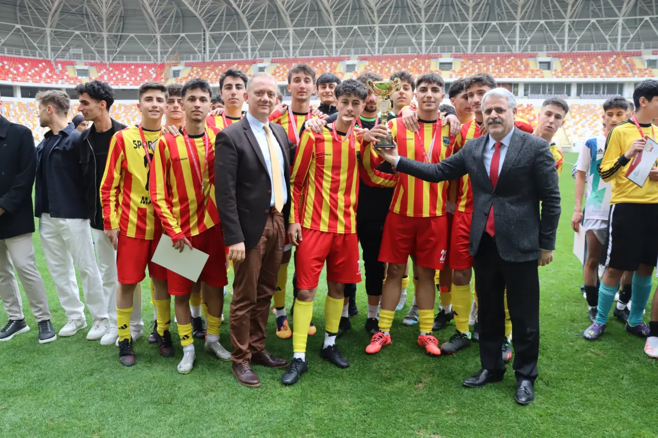 Ebubekir Kayhan ve Ekrem Demir kupa töreni Malatya Stadyumu
