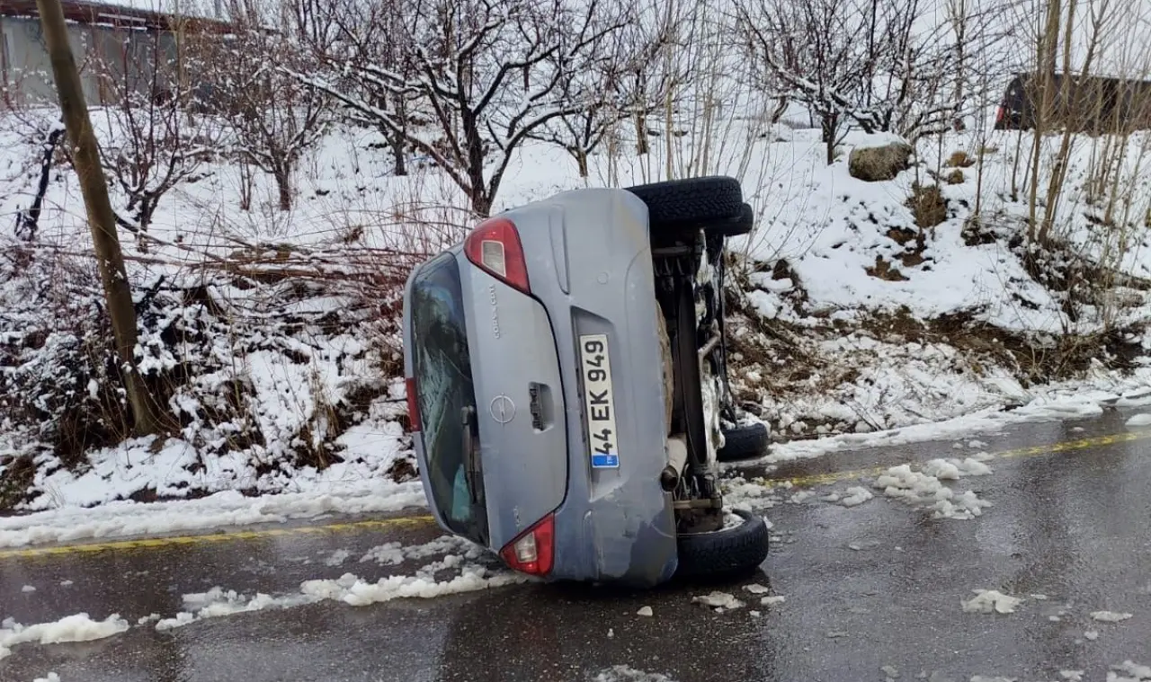 Doğanşehir'de devrilen 44 EK 949 plakalı otomobil kaza yeri görüntüsü