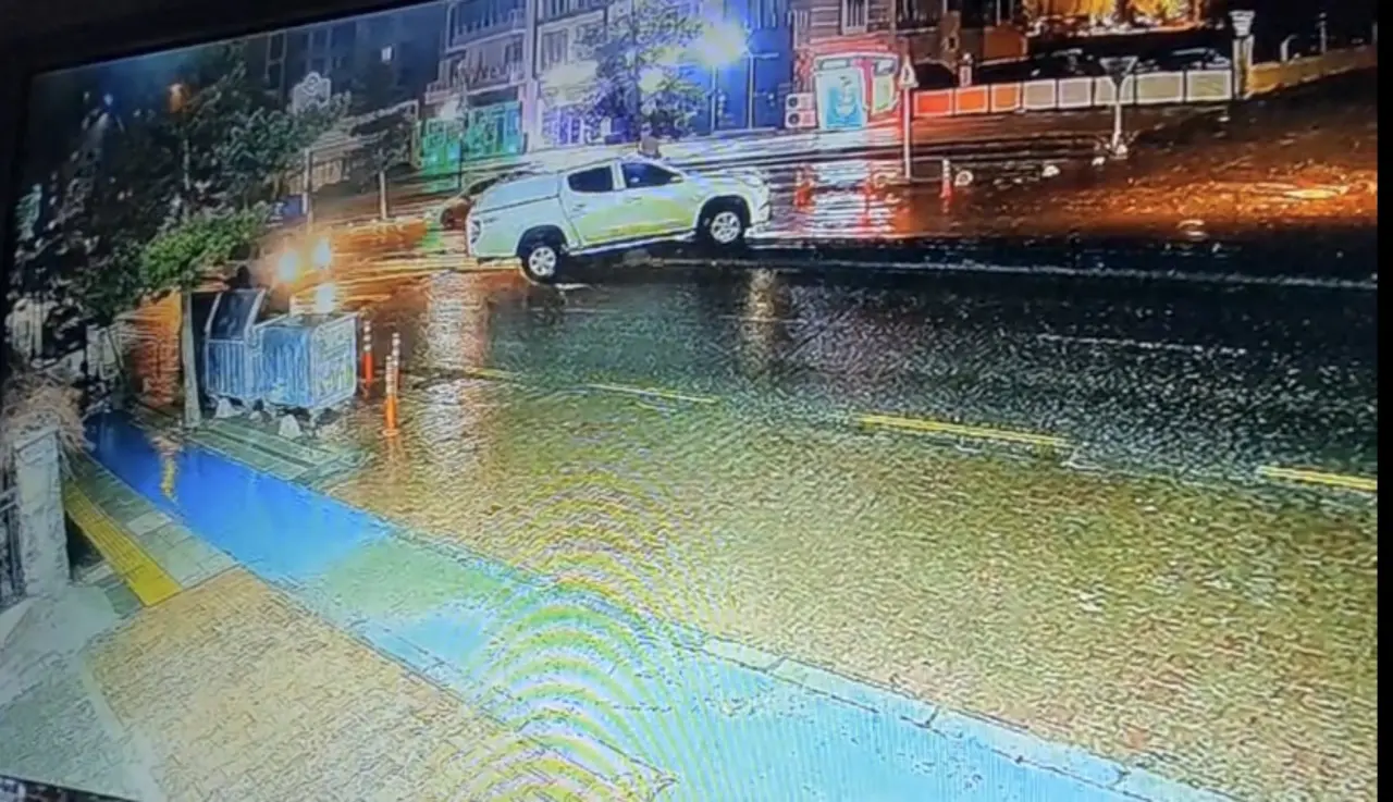 Malatya Battalgazi Yeşilçam Caddesi refüjden geçen pikap görüntüsü