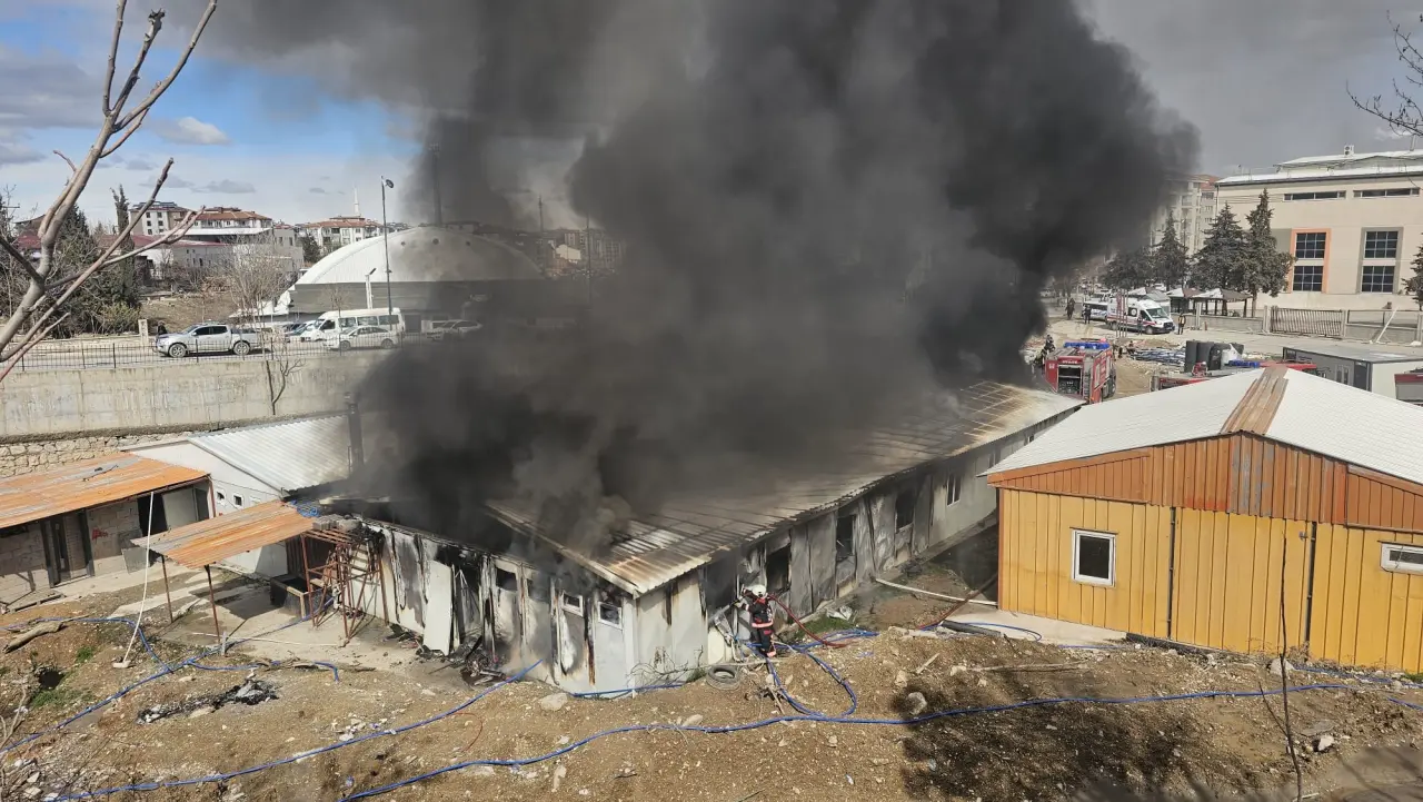 Malatya Battalgazi Selçuklu Mahallesi rezerv alan işçi konteyneri yangın anı