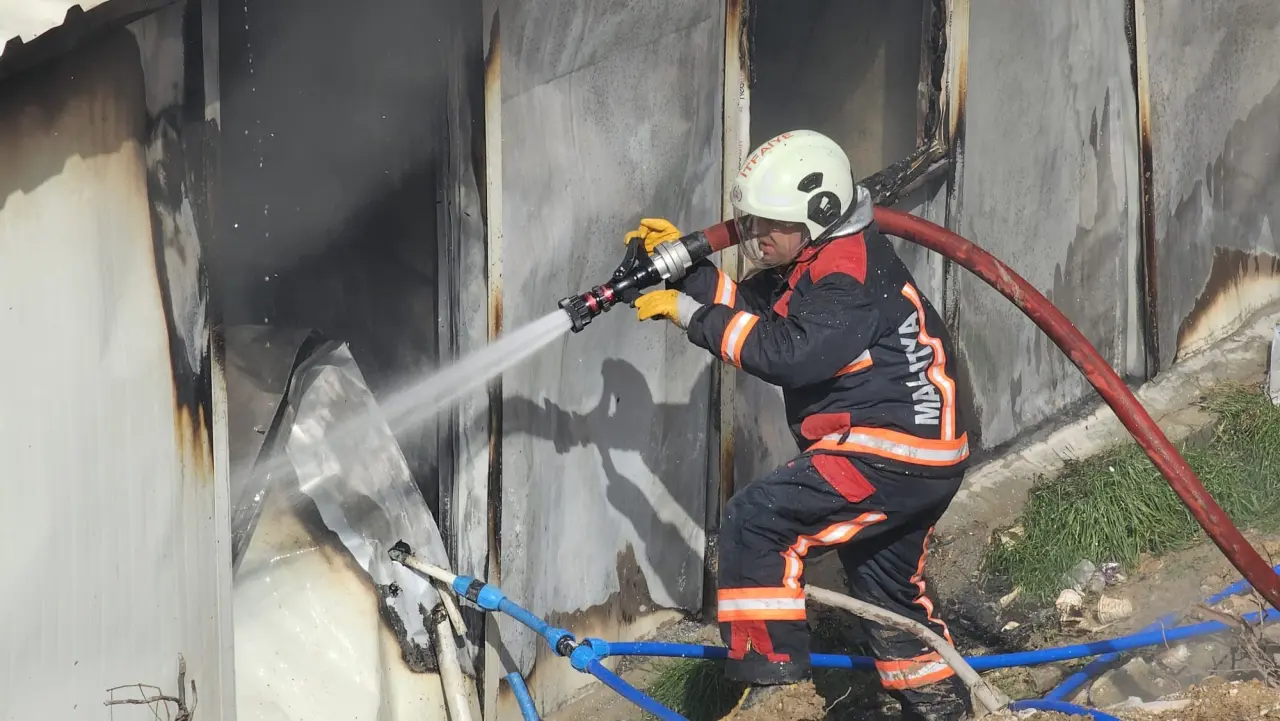 Battalgazi itfaiye ekiplerinin konteyner yangınına müdahalesi