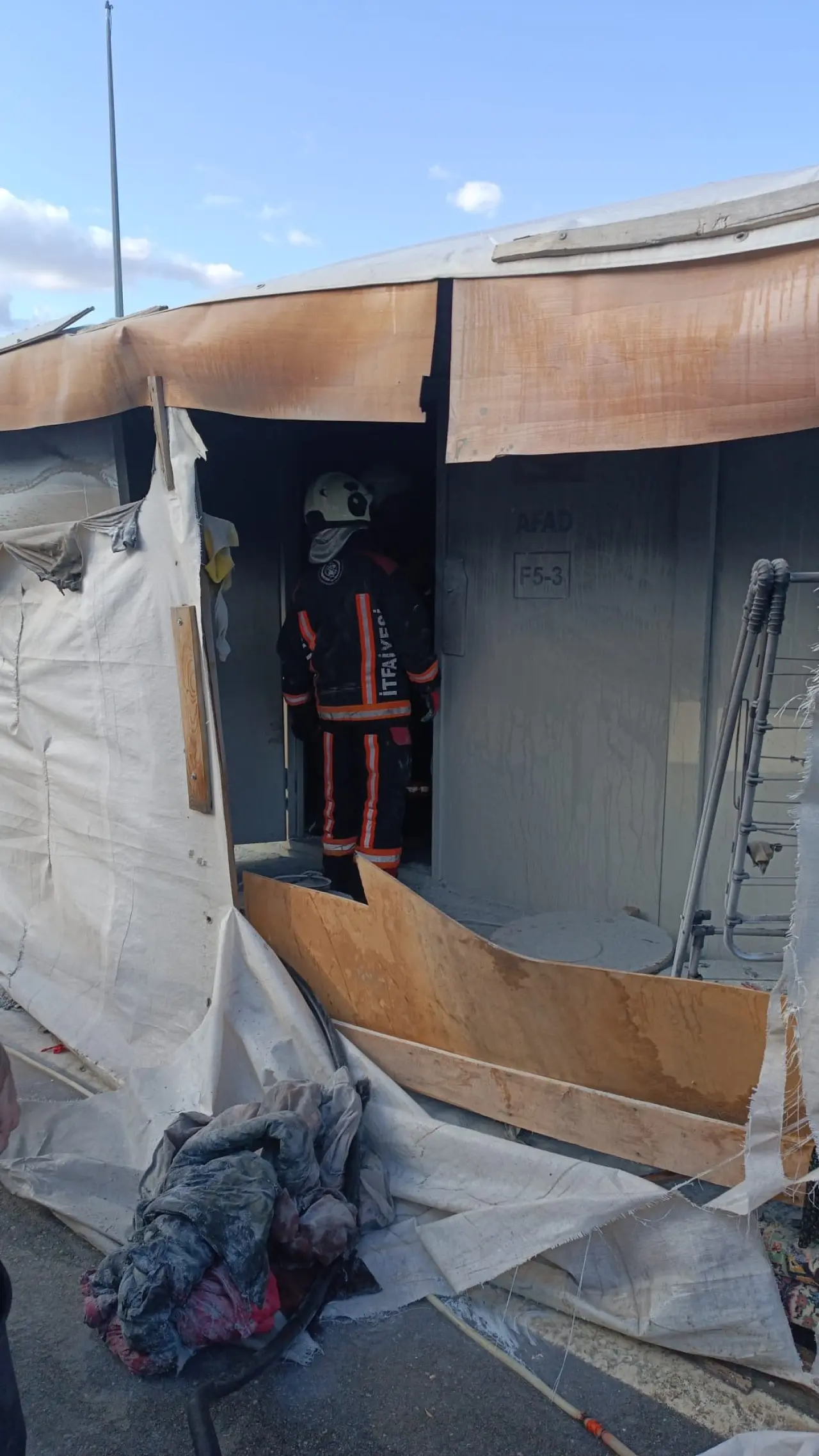 Malatya Büyükşehir Belediyesi itfaiye ekiplerinin konteyner kent yangınına müdahalesi