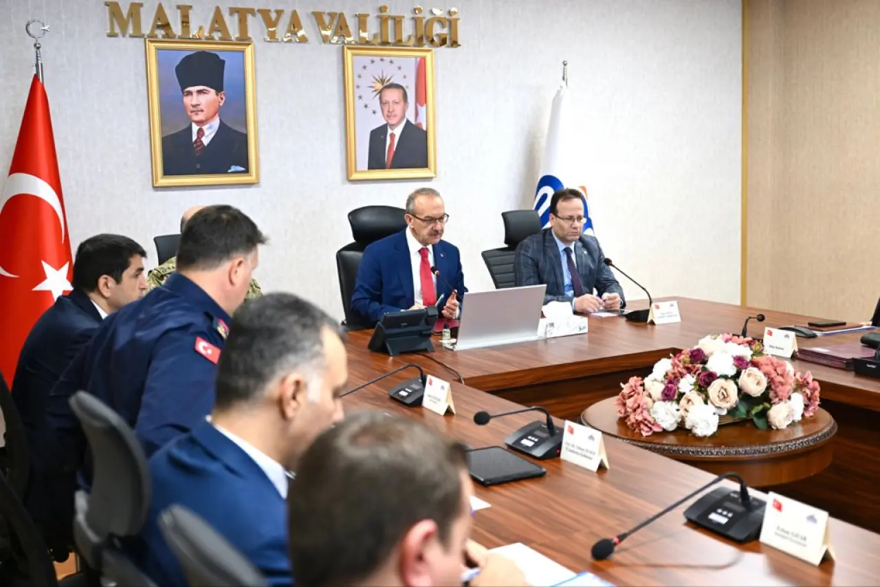 Malatya Valiliği binasında düzenlenen asayiş ve koordinasyon toplantısı katılımcıları