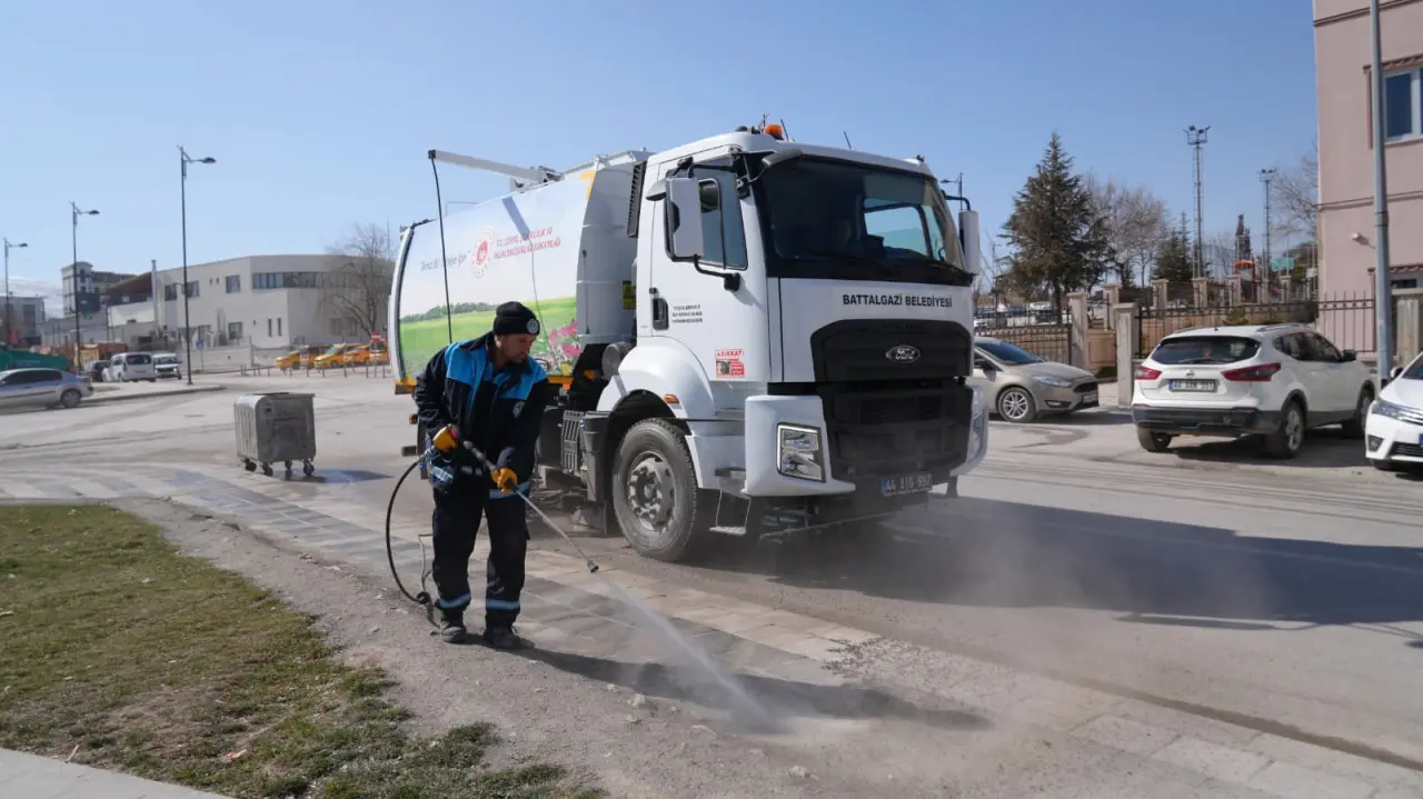 Malatya Selçuklu Mahallesi Derme Deresi park çevresi temizlik faaliyetleri