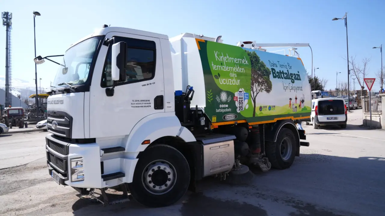 Battalgazi Belediyesi Temizlik İşleri ekipleri Derme Deresi yıkama çalışması