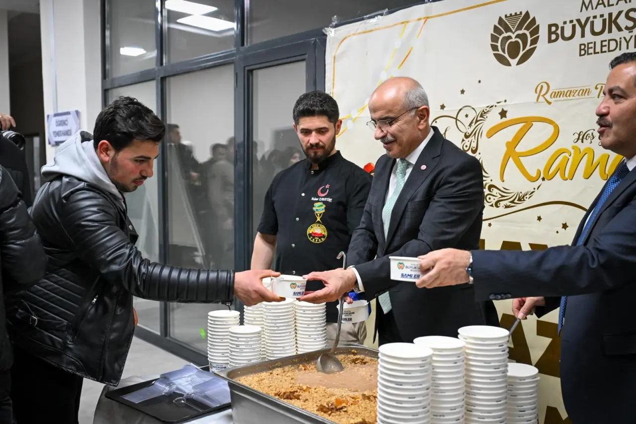 Malatya Büyükşehir Belediye Başkanı Sami Er üniversite öğrencilerine yemek doldururken