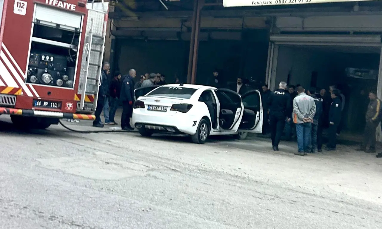 alatya Çavuşoğlu Mahallesi Sanayi Sitesi'nde yanan araç