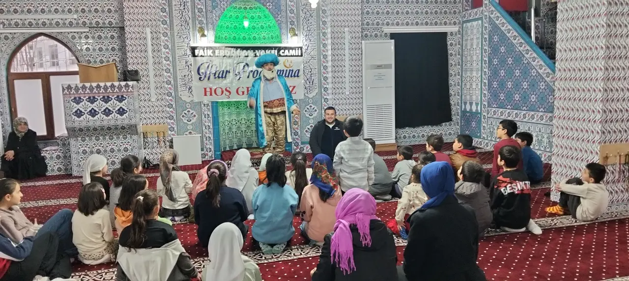 Faik Erdoğan Vakfı Camii tekne orucu etkinliğinde Nasreddin Hoca ve Arı Maya gösterisi.