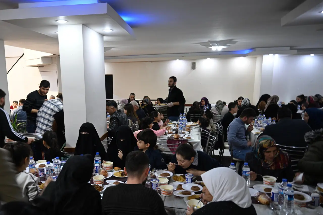 Malatya Yetimler Kervanı ve MİAD iftar programına katılan çocuklar, aileler