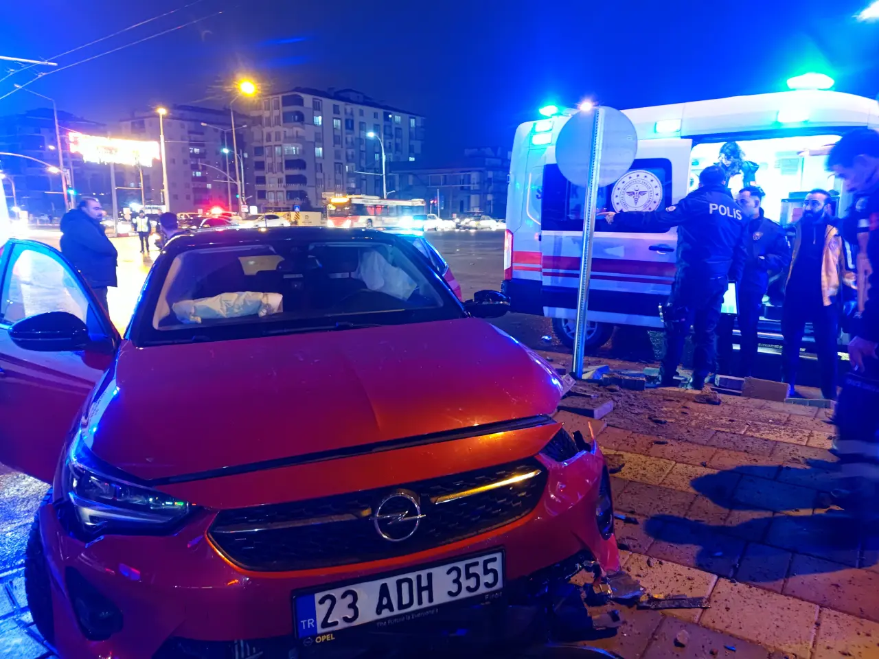 Malatya Battalgazi Çöşnük Kavşağı'nda kaza yapan otomobiller