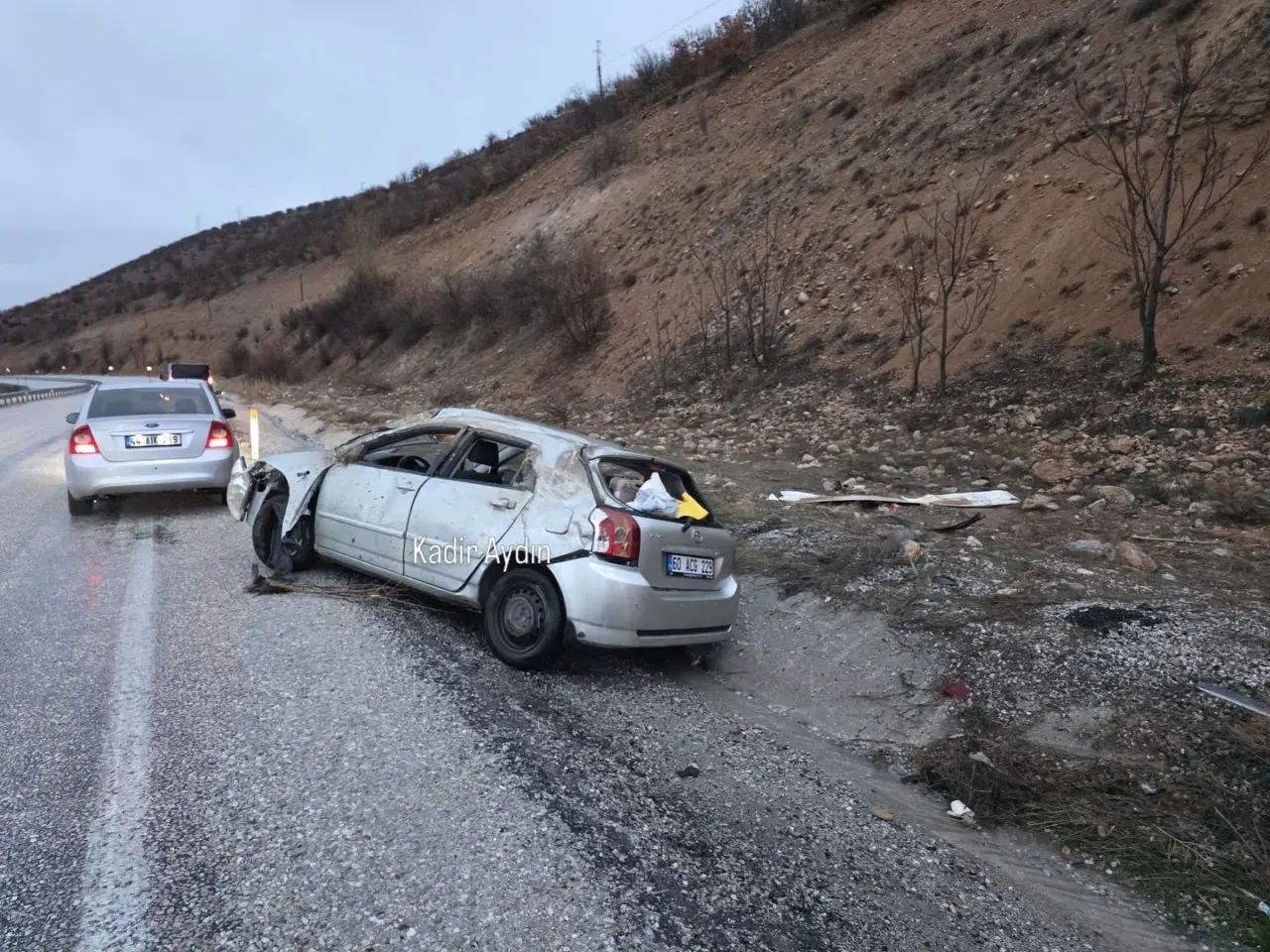 Doğanşehir Suçatı mevkiinde yağış nedeniyle takla atan 60 ACG 229 plakalı otomobil.