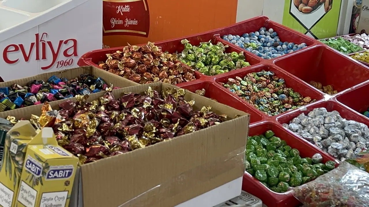 Malatya geçici ticaret merkezindeki konteyner iş yerleri ve tezgahlardaki bayram şekerleri.