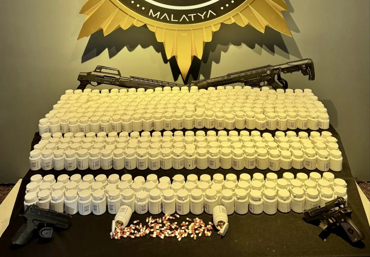 ele geçirilen uyuşturucu haplar ile ruhsatsız silahlar.