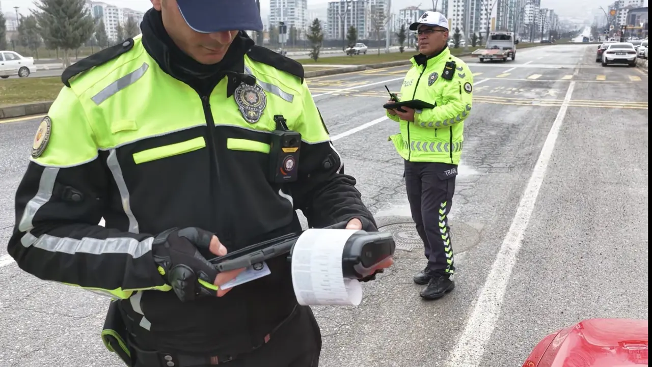 Malatya trafik ekiplerinin şehirlerarası yollarda ve şehir merkezinde gerçekleştirdiği bayram denetimleri.