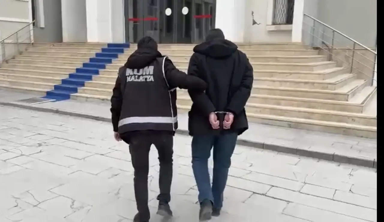 Malatya İl Emniyet Müdürlüğü önünde polis ekipleri eşliğinde cezaevine sevk edilen şüpheli.