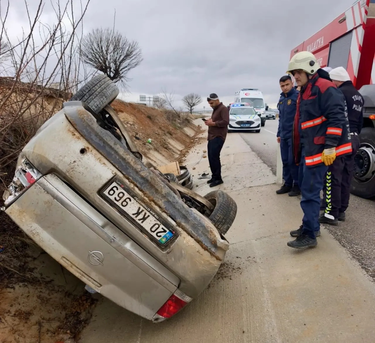 Malatya-Ankara karayolu Tavşantepe mevkisinde takla atan 20 KK 969 plakalı araç ve olay yerindeki itfaiye ekiplerinin kurtarma çalışması.