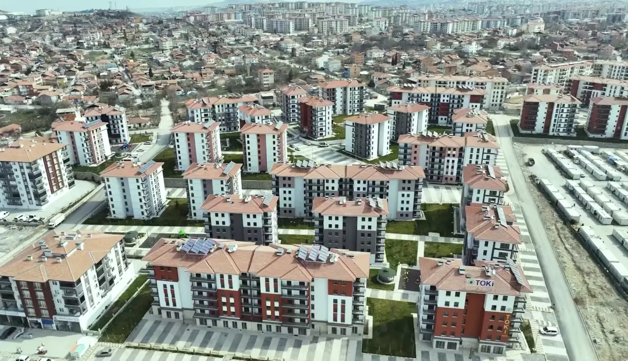 yeni tamamlanan deprem konutlarının genel görünümü.