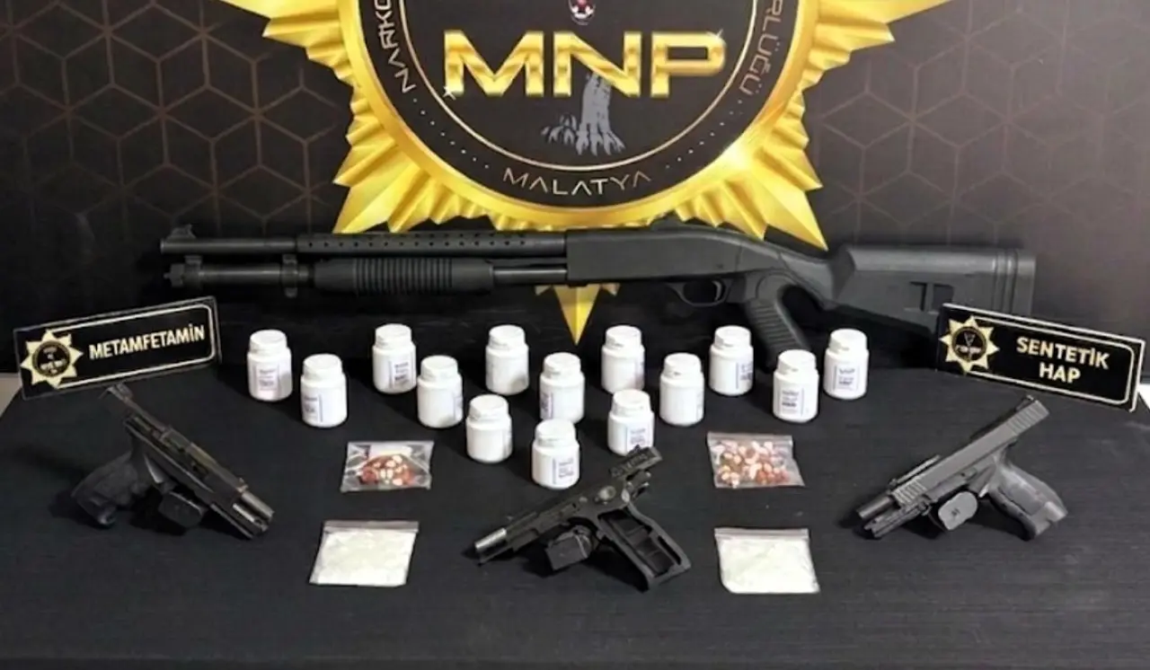 Malatya Emniyet Müdürlüğü'nde sergilenen 812 adet sentetik ecza, metamfetamin maddesi ve ele geçirilen 3 adet ruhsatsız tabanca ile tüfeğin görüntüsü.