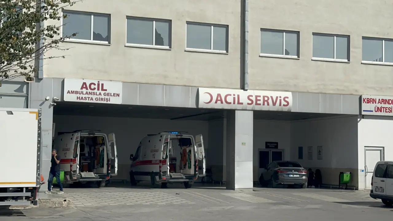 Malatya Ayşe Kazancı Mesleki ve Teknik Anadolu Lisesi önünde bekleyen polis araçları ve olay yerindeki sağlık ekiplerinin müdahale anı.