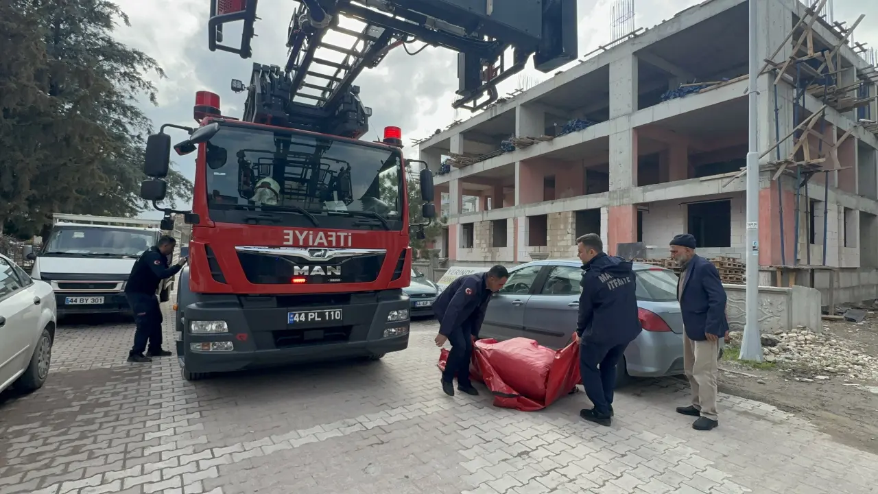 Malatya Yeşilyurt Özalper Mahallesi yerinde dönüşüm inşaatında çatıya çıkan işçi ve mağdur hak sahiplerinin bekleyişi.
