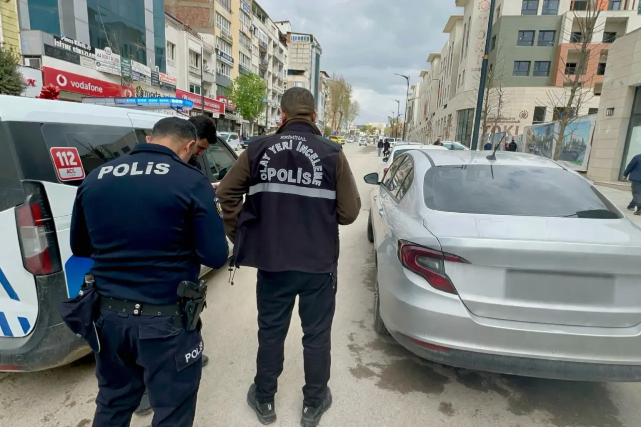 Malatya Battalgazi Cezmi Kartay Caddesi'nde kardeşler arasında çıkan bıçaklı kavga ve olay yeri inceleme çalışmaları.