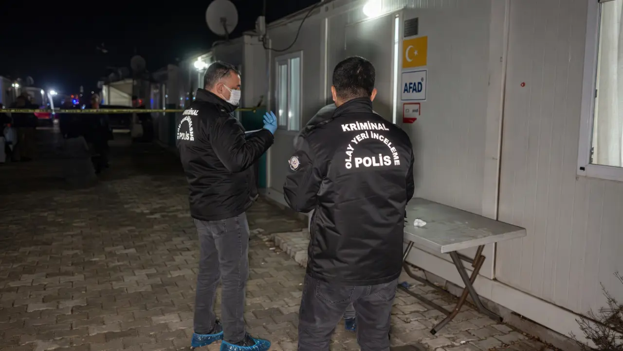 Malatya Yeşilyurt Yakınca Mahallesi Manas Konteyner Kent önünde bekleyen polis ve sağlık ekiplerinin incelemesi.