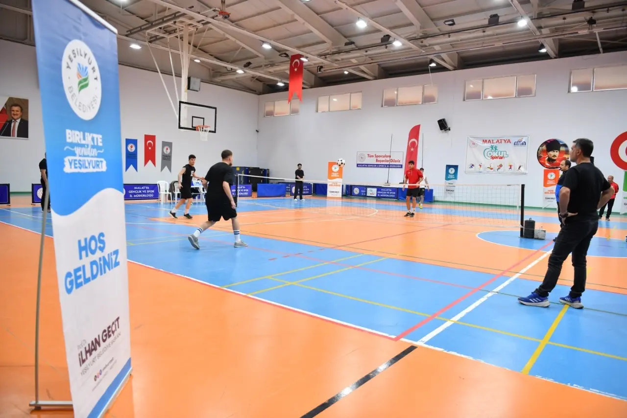 Yeşilyurt Belediyesi 3. Ayak Tenisi Turnuvası açılış müsabakaları ve sporcuların mücadelesi.