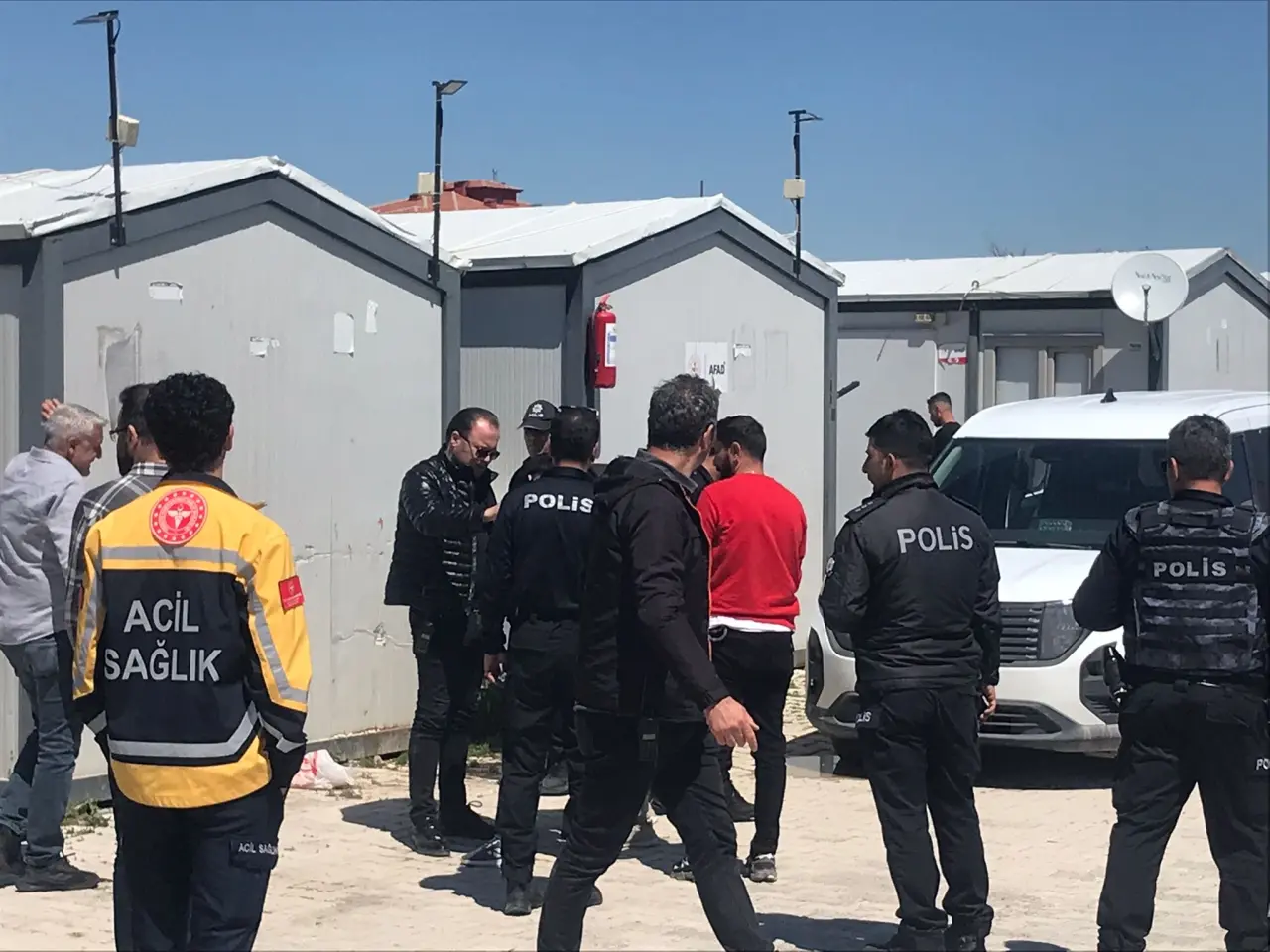 Malatya Yeşilyurt Kaynarca Mahallesi'ndeki konteyner kentte polisin düzenlediği ikna operasyonu.