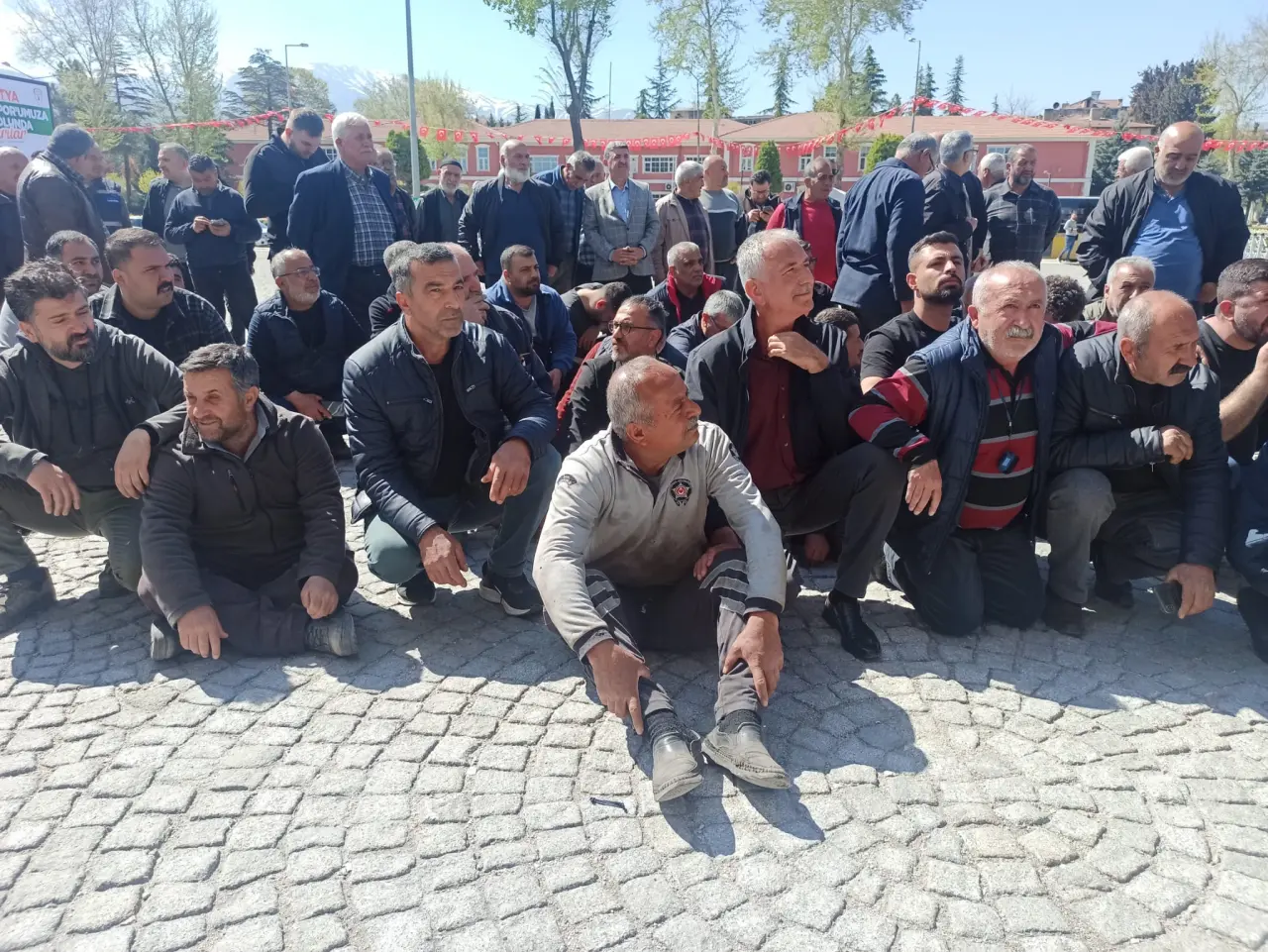 Malatya sanayi sitesi esnafının Büyükşehir Belediyesi önünde gerçekleştirdiği oturma eylemi ve güvenlik önlemleri