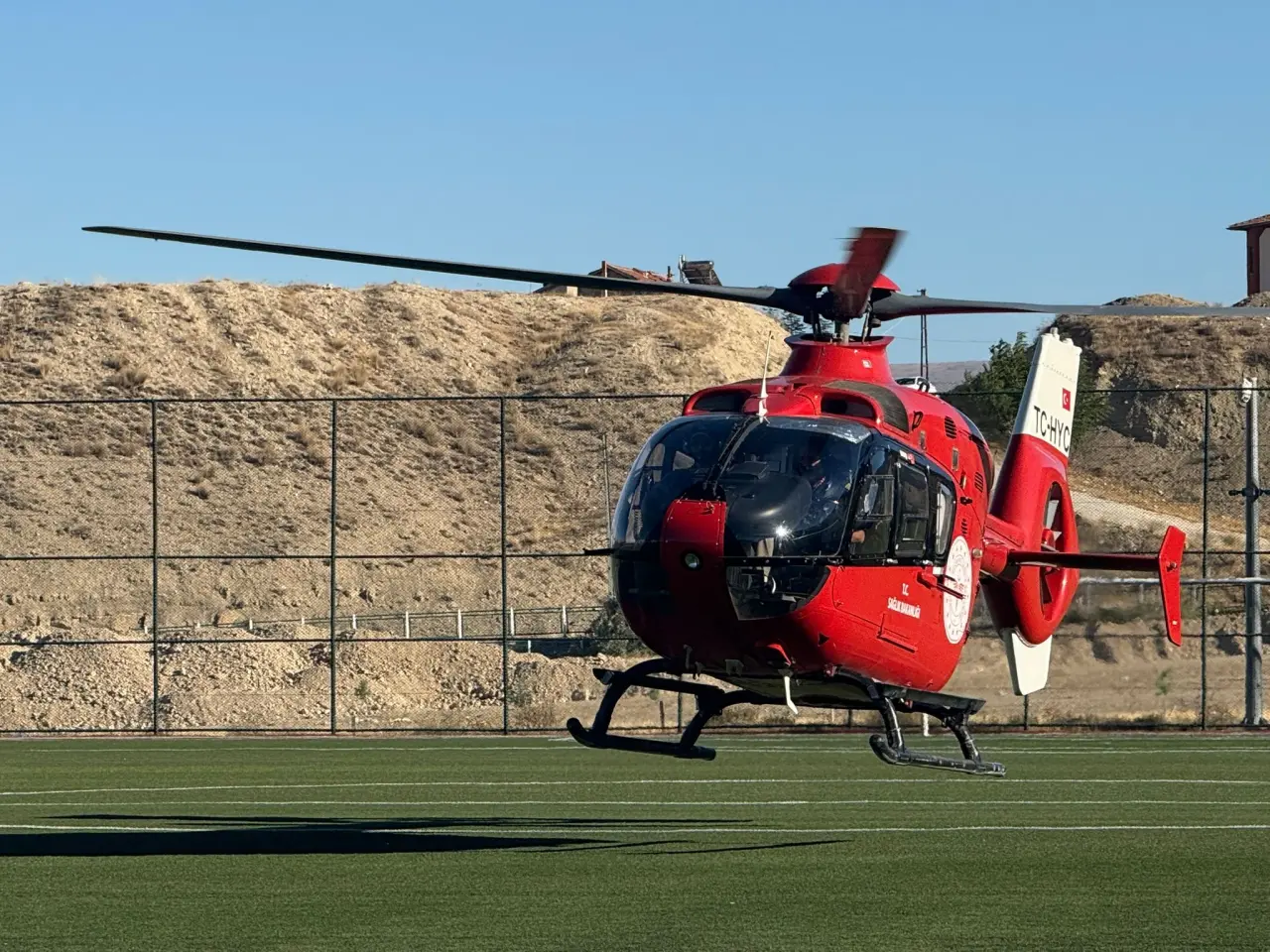 Malatya Darende'de kalp krizi geçiren hasta için havalanan Sağlık Bakanlığına ait ambulans helikopterin sevk anı.