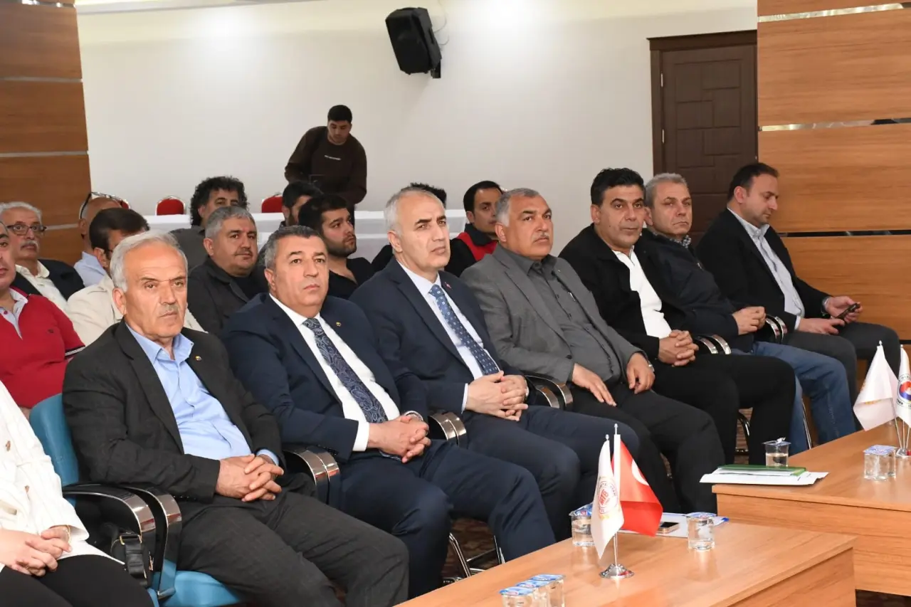 Malatya Ticaret Borsası’nda kayısı ihracatı ve zirai don risklerinin ele alındığı sektör paydaşları toplantısı.