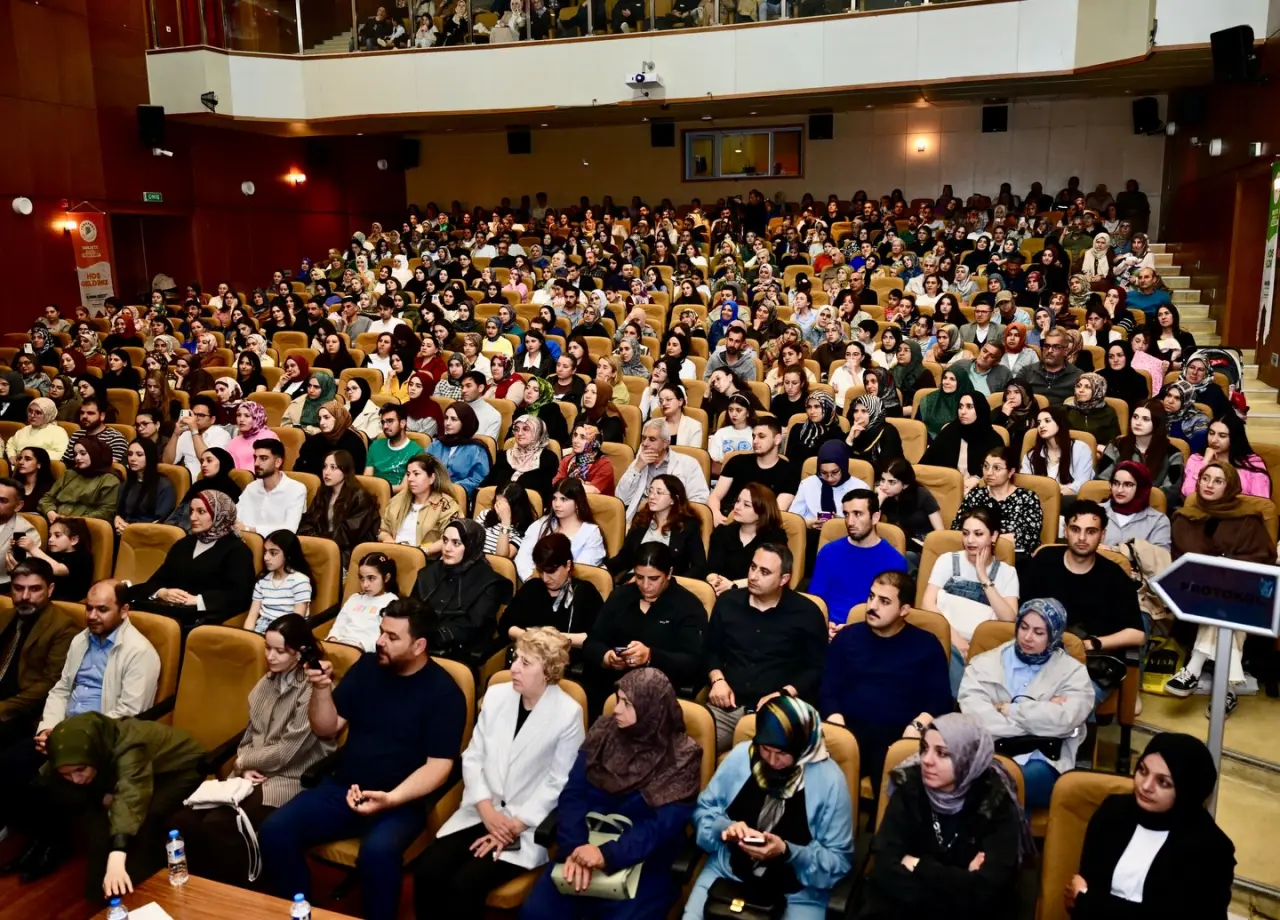 Yeşilyurt Belediyesi tarafından düzenlenen Aile Saadetleri konferansında Klinik Psikolog Beyhan Budak ve Yeşilyurt Belediye Başkanı Prof. Dr. İlhan Geçit katılımcılarla bir arada.