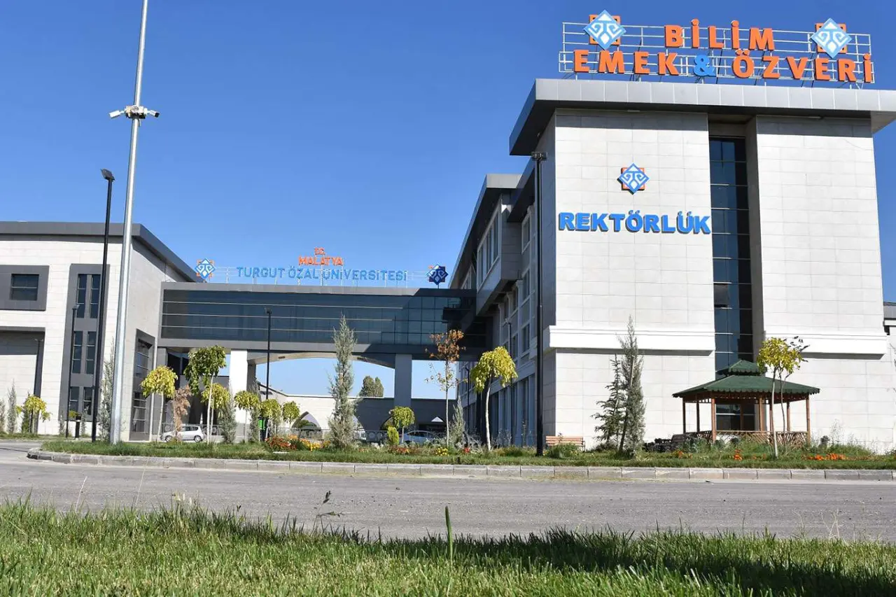 Malatya Turgut Özal Üniversitesi kampüsünde yaşanan üzücü olay sonrası üniversite rektörlüğü tarafından başlatılan soruşturmaya dair görsel.