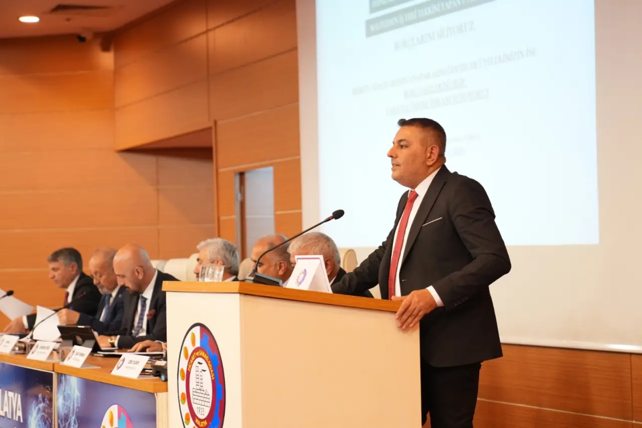 MTSO Nisan ayı meclis toplantısında Başkan Oğuzhan Ata Sadıkoğlu’nun aidat yapılandırma kararına ilişkin yaptığı sunum ve meclis üyelerinin oylama anı.