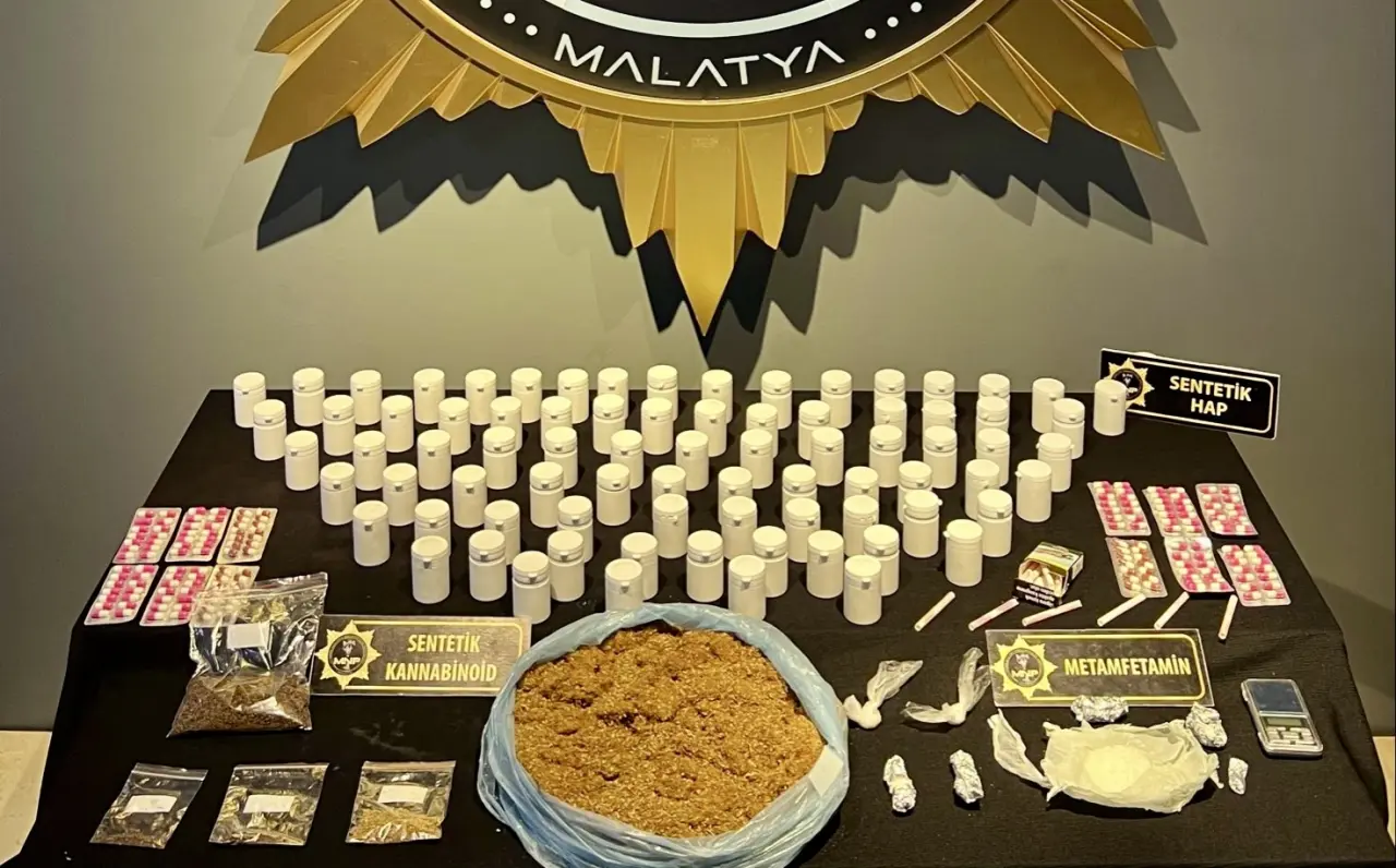 Malatya İl Emniyet Müdürlüğü'nde sergilenen operasyonda ele geçirilen sentetik uyuşturucular, haplar ve hassas terazi.