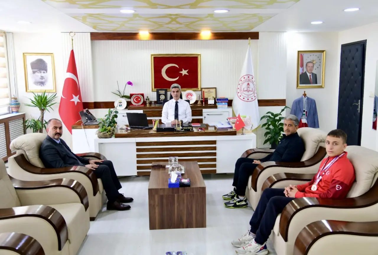 Türkiye Şampiyonu Muhammed Eymen Dönmez ve İl Milli Eğitim Müdürü Behçet Bakır’ın madalya töreni sonrası gerçekleştirdikleri ziyaret anısı.