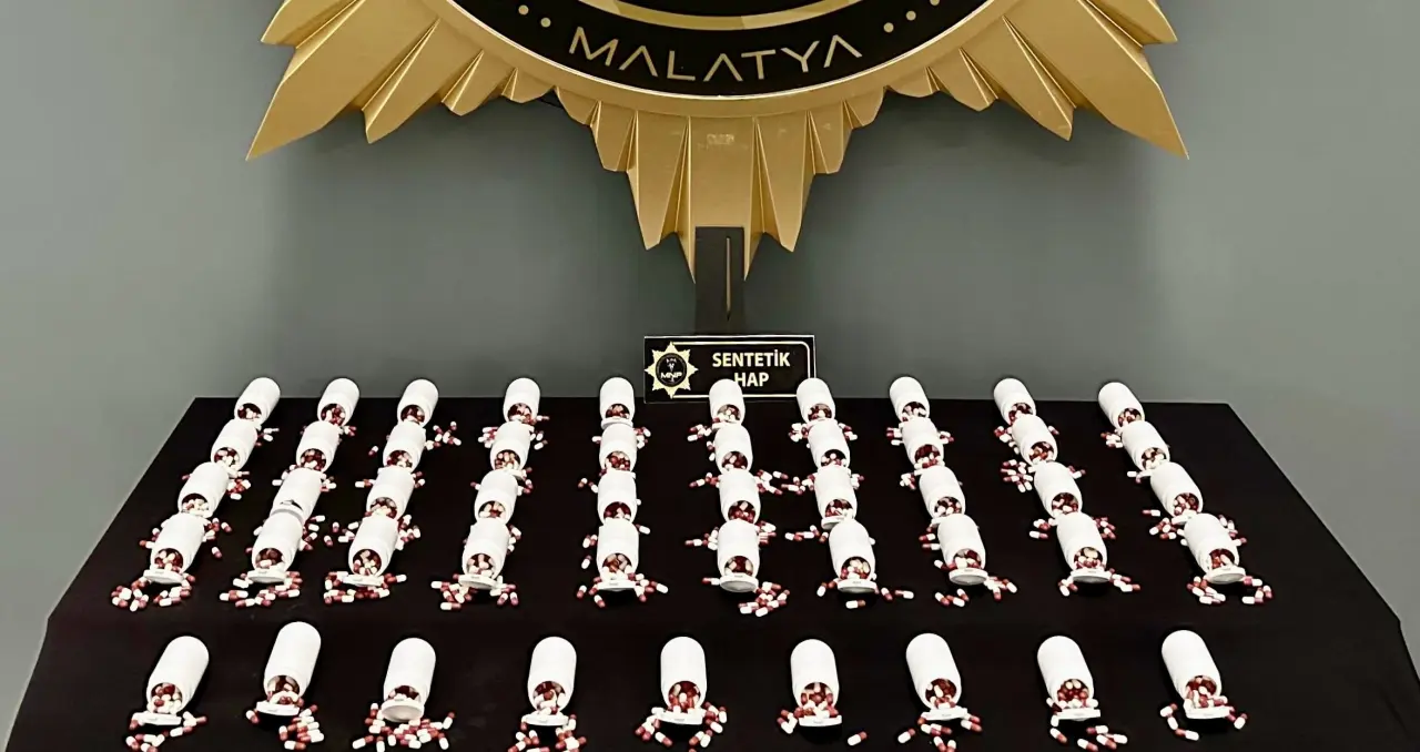 Malatya MAŞTİ Otogarı'nda Narkotik ekiplerince bir şüphelinin üzerinde yapılan aramada ele geçirilen 2 bin 970 adet sentetik ecza hap.