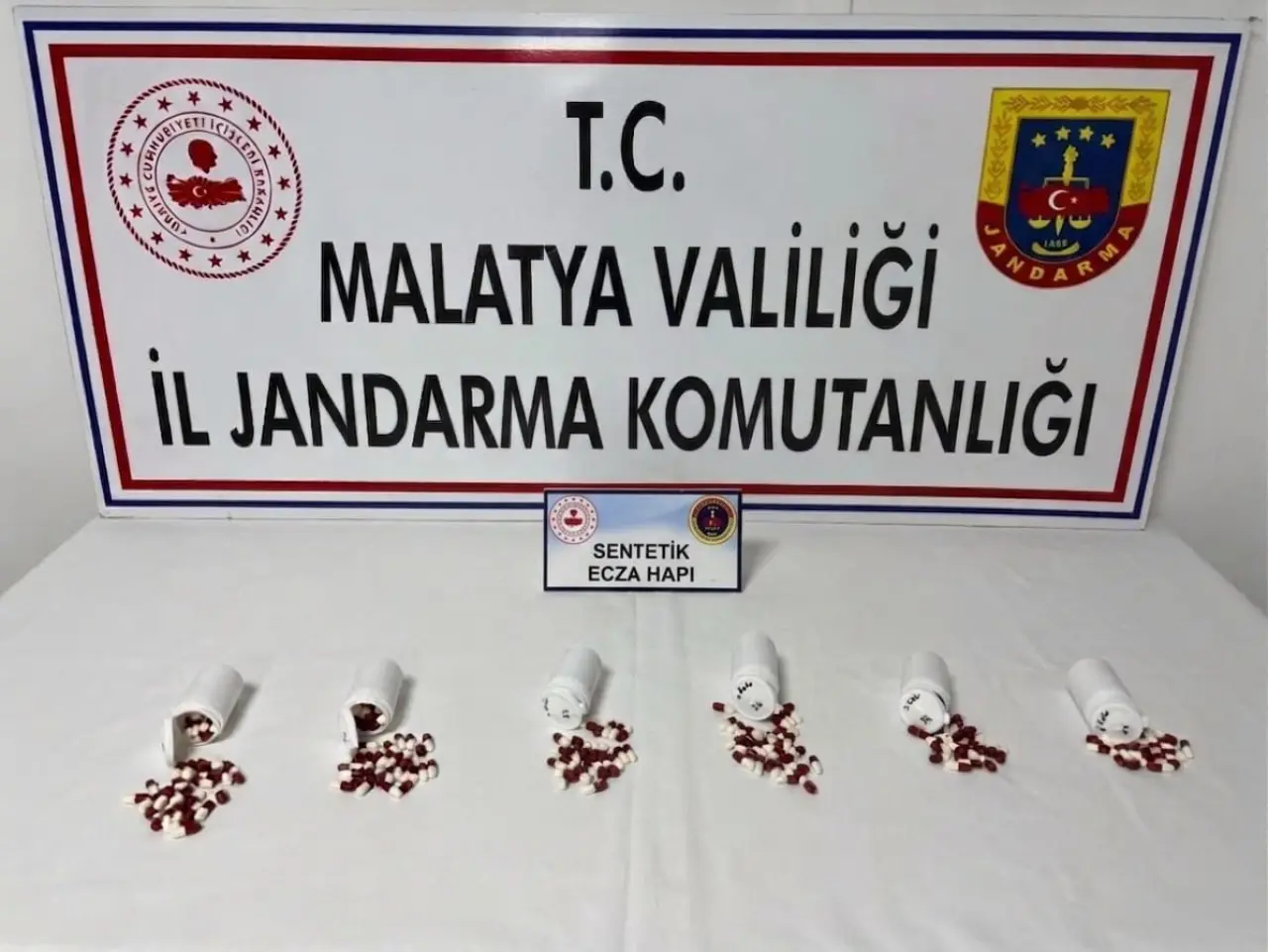 Malatya İl Jandarma Komutanlığı ekiplerince Battalgazi'de düzenlenen operasyonda ele geçirilen sentetik ecza haplar ve operasyona dair jandarma ekiplerinin görüntüsü.