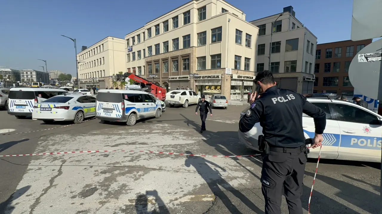 Malatya Akpınar girişinde genç bir kadının pompalı tüfekle vurularak ağır yaralandığı silahlı saldırının ardından, olay yerine sevk edilen polis ekiplerinin güvenlik şeridi çekerek inceleme yaptığı anlar.