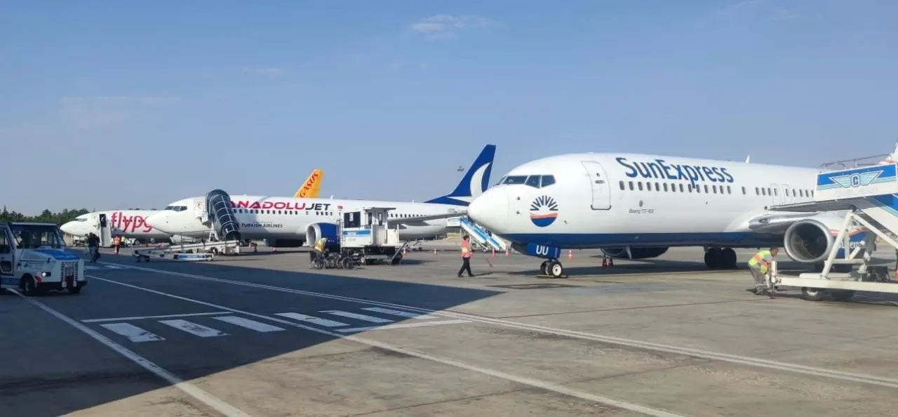 Malatya Havalimanı terminal binası ve apronunda bekleyen yolcu uçaklarının yer aldığı, artan uçuş ve yolcu trafiğini temsil eden genel bir görünüm.