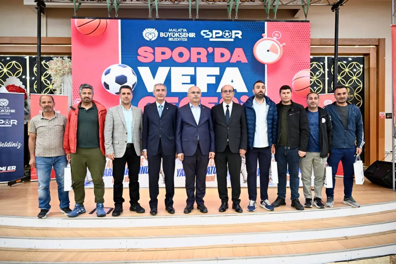 Malatya Büyükşehir Belediyesi Spor'da Vefa Gecesi'nde Başkan Sami Er konuşma yaparken