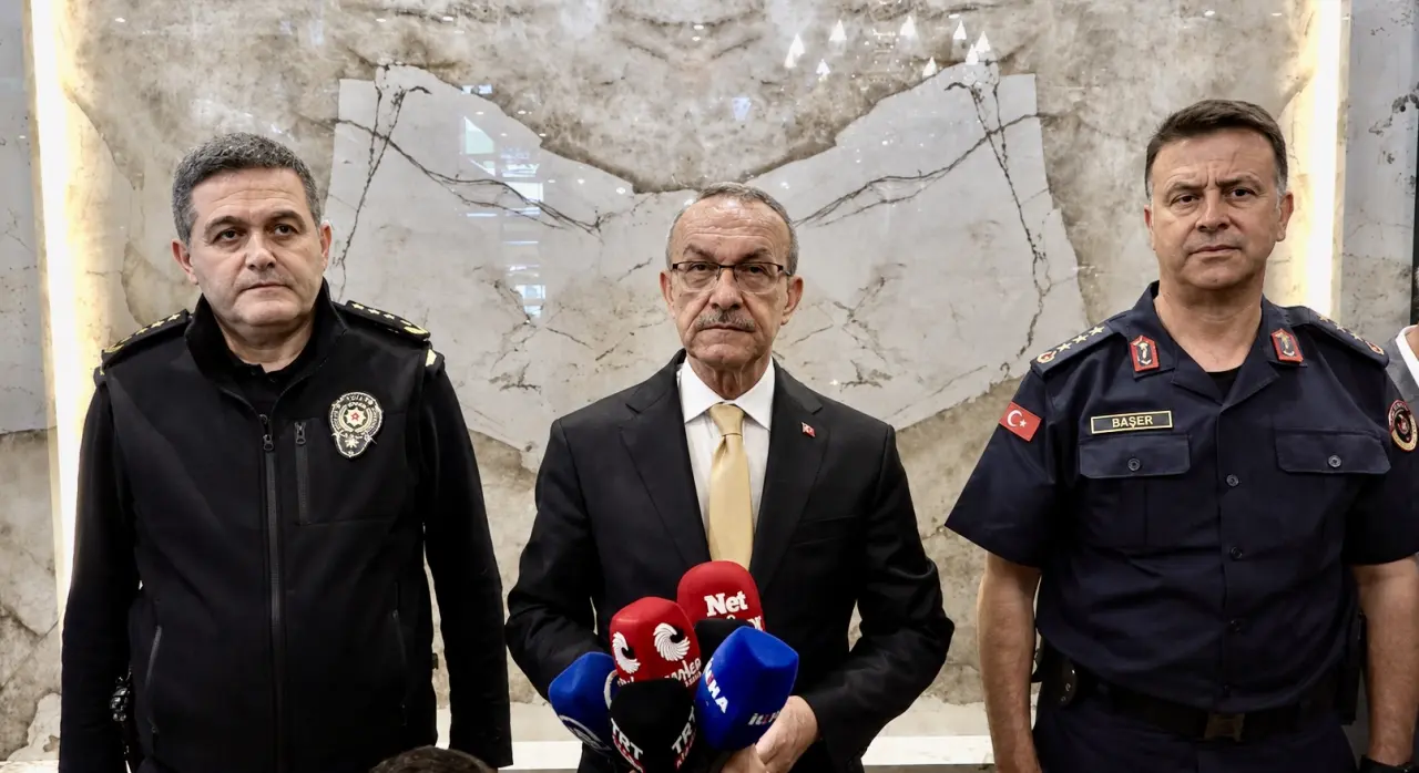 Malatya Valisi Seddar Yavuz, 166 bin 376 adet sentetik ecza hapın ele geçirildiği rekor narkotik operasyonunun ardından basın açıklaması yapıyor